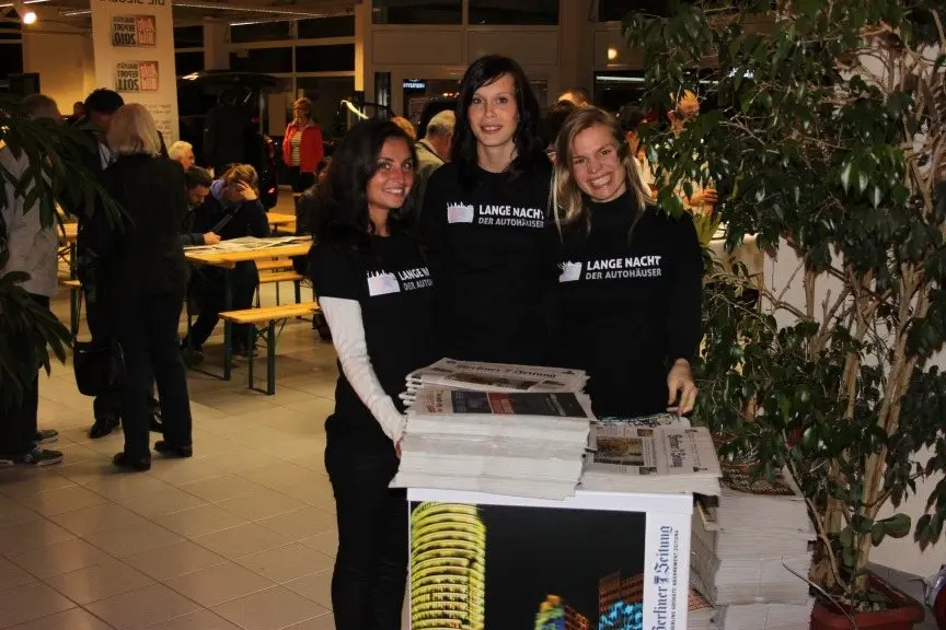 Promoterinnen am Infostand im Autohaus