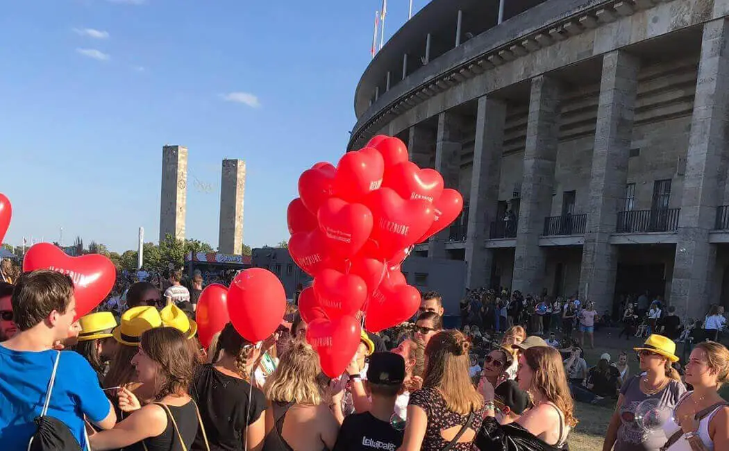 Rote Herzballons über der Menge vor dem Berliner Olympiastadion