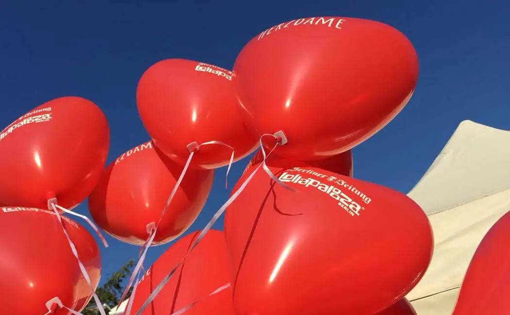 Rote Herzballons mit Aufdruck als Give-Away bei einem Festival