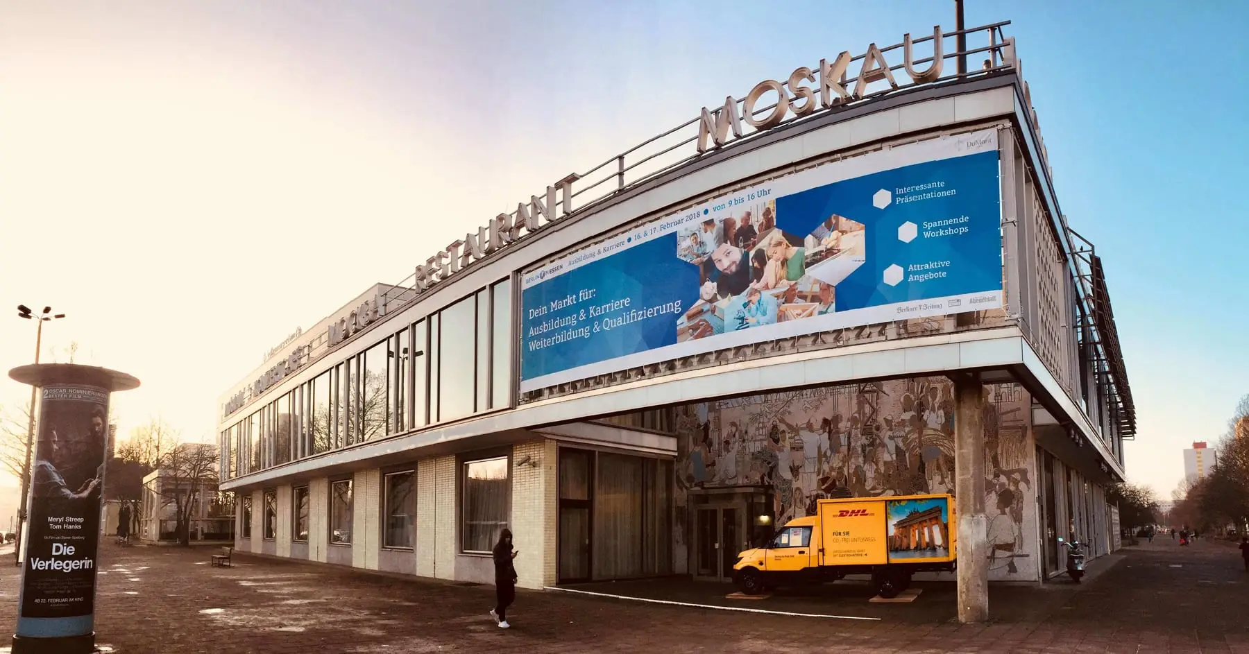 Das Café Moskau in Berlin mit Messebanner an der Fassade
